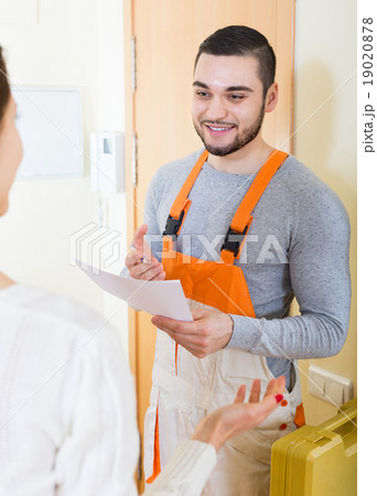 Woman meeting service worker 19020878