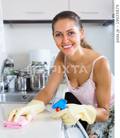 Attractive woman cleaning kitchen . Attractive woman cleaning kitchen . 19020879