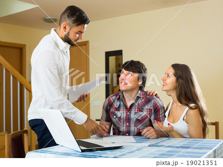 salesman signs contract with couple salesman signs contract with couple 19021351