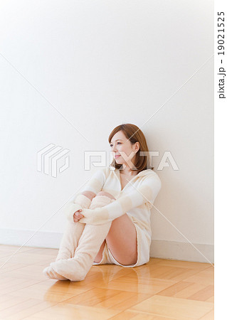 ルームウェアの女性 ルームウェアの女性 19021525