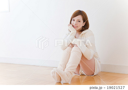ルームウェアの女性 19021527