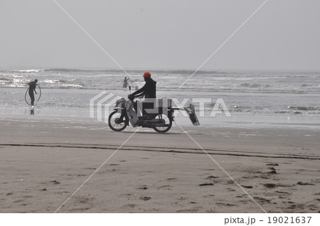早朝の海辺 車 バイク 漁 早朝の海辺 車 バイク 漁 19021637