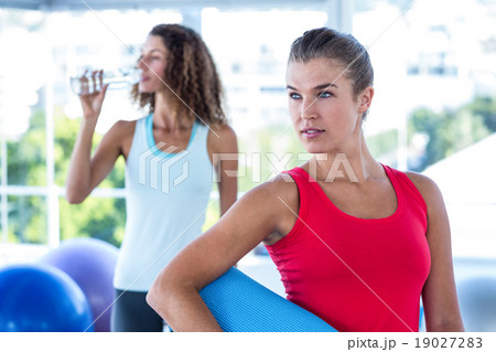 Pretty women in fitness studio Pretty women in fitness studio 19027283