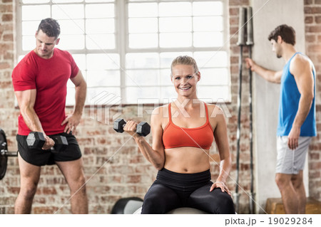 Fit people do some weightlifting together 19029284