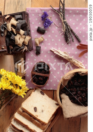 Dried currants and raisin bread. 19030059