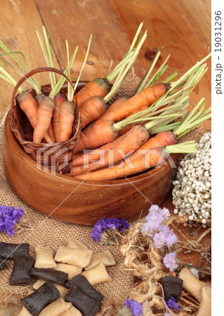 Fresh carrots on the wood background 19031296