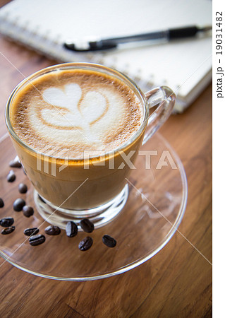 Tulip latte art coffee on wooden background 19031482