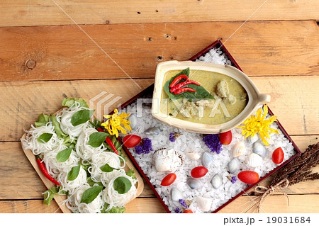 Green curry coconut milk with rice noodle. 19031684