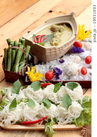 Green curry coconut milk with rice noodle. 19031693