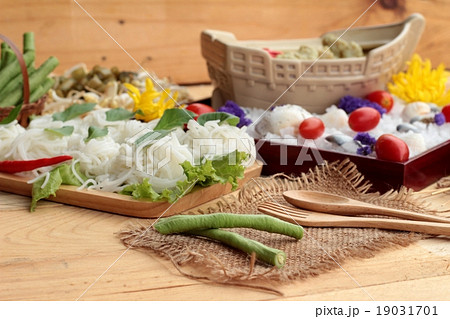 Green curry coconut milk with rice noodle. 19031701