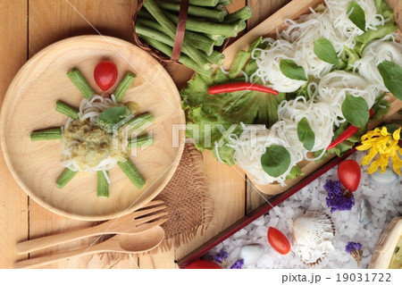 Green curry coconut milk with rice noodle. 19031722