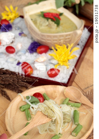Green curry coconut milk with rice noodle. 19031738
