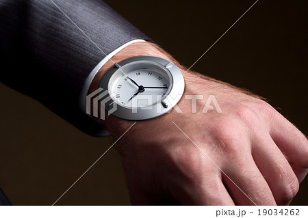 Businessman looking to watch in hand 19034262