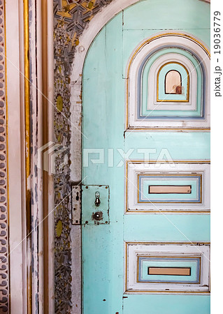 Old door locked 19036779