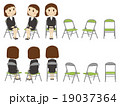 就職活動でパイプ椅子に座る女子 19037364