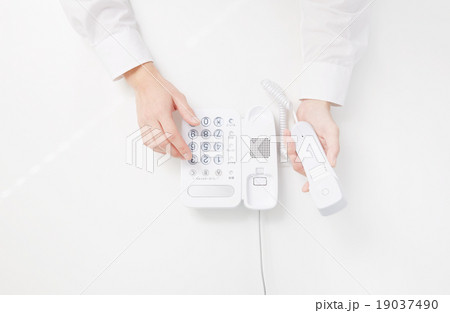 ビジネスシーン　ボディパーツ　電話をかける 19037490