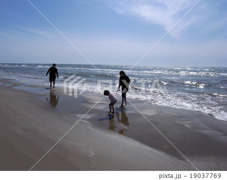 海辺の家族の写真素材