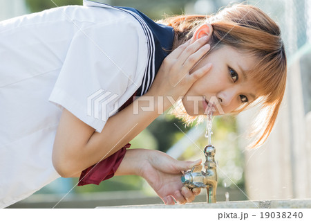 水を飲む女子学生 19038240