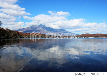 秋の野尻湖の風景 秋の野尻湖の風景 19038303
