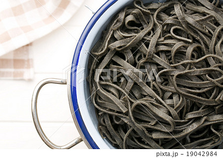 cooked black noodles with squid sepia ink 19042984