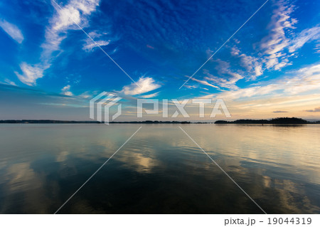 沖縄 羽地内海の日の出 19044319