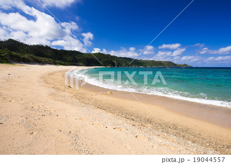 沖縄のビーチ・アダンビーチ 19044557