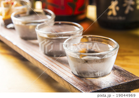 お猪口と厳選日本酒 19044969