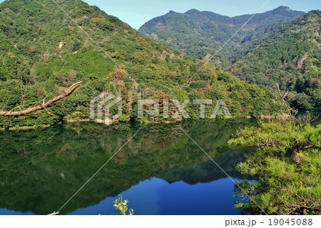 佐賀県竜門ダム湖 秋の景色 19045088