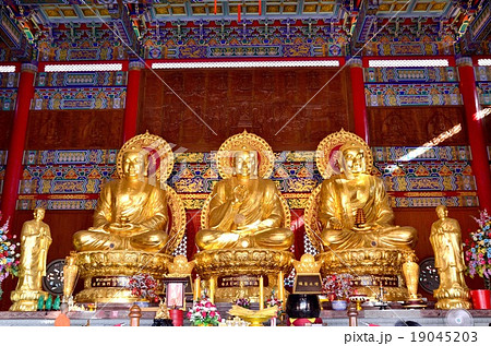Buddbha in chinese temple 19045203