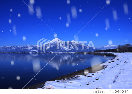 冬の猪苗代湖と磐梯山 19046034