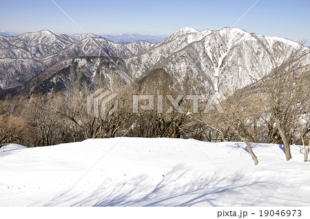 雪陵の丹沢山地 19046973