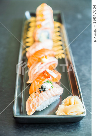 Salmon sushi roll 19047004