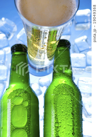 Bottle of beer, bright vibrant alcohol theme 19049368