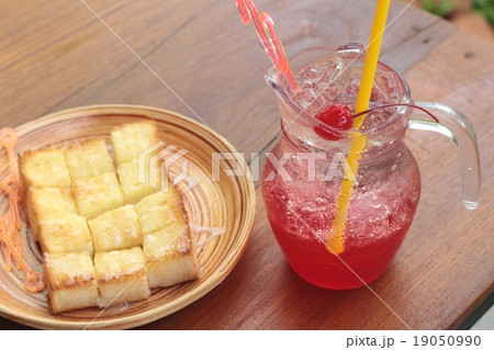 Red beverage mix soda and bread toast. 19050990
