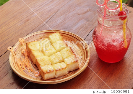 Red beverage mix soda and bread toast. 19050991