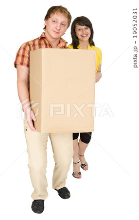 Woman and man bear the big cardboard box 19052031