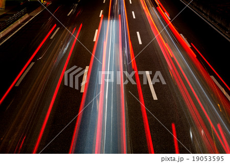 スローシャッターで撮った夜の道路 19053595
