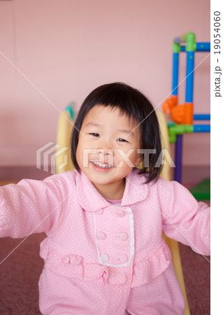 遊戯室で遊んでいる幼児の子供 19054060