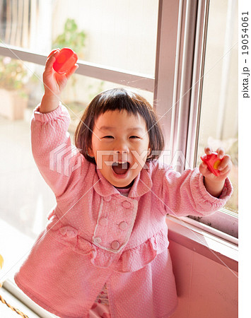 遊戯室で遊んでいる幼児の子供 19054061