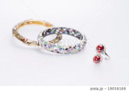 Local jewelry containing silver Local jewelry containing silver 19058169