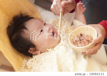 お食い初めの赤ちゃん お食い初めの赤ちゃん 19060121