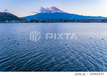 夕暮れの富士山【11月・河口湖より撮影】 夕暮れの富士山【11月・河口湖より撮影】 19060597