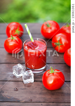 Fresh tomato juice on wooden background 19061061
