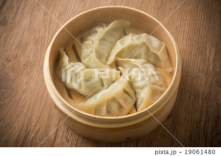 あつあつ餃子　 Steam Chinese food of the steaming gyoza 19061480