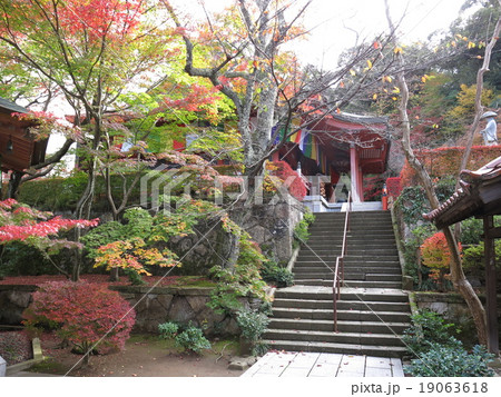 紅葉が美しい山代温泉の薬王院温泉寺の写真素材