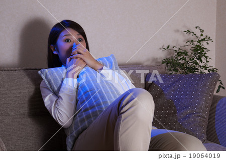 テレビ　映画　DVD 鑑賞　女性　驚く　怖がる 19064019