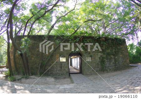 中国 深センの史跡 赤湾左砲台 建物入り口全景 清代の建造物 (南山区 蛇口 赤湾) 中国 深センの史跡 赤湾左砲台 建物入り口全景 清代の建造物 (南山区 蛇口 赤湾) 19066110
