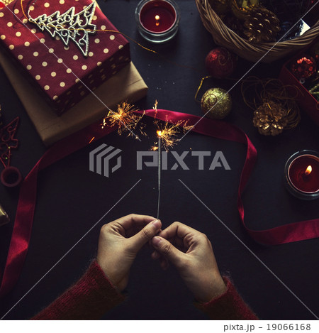 Overhead shot of Christmas presents  19066168