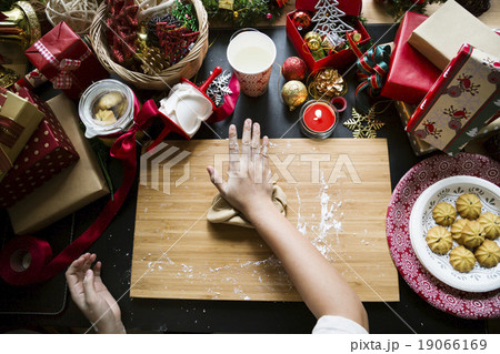Overhead shot of Christmas presents  19066169