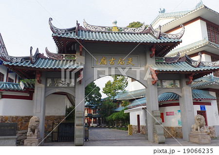 中国　深セン　南山赤湾の媽祖廟　「赤湾天后宮」　入口の門　海の女神が祀られた廟　航海と漁業の神様　 19066235